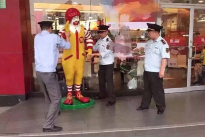 Detienen a estatua de McDonalds