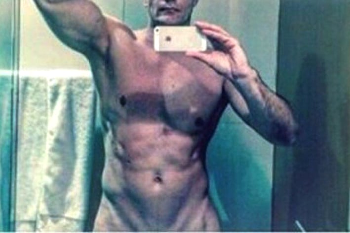 Zepeda publica foto desnudo y luego la borra