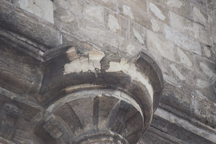 Deterioro evidente en fachada  de Parroquia Santiago Apóstol
