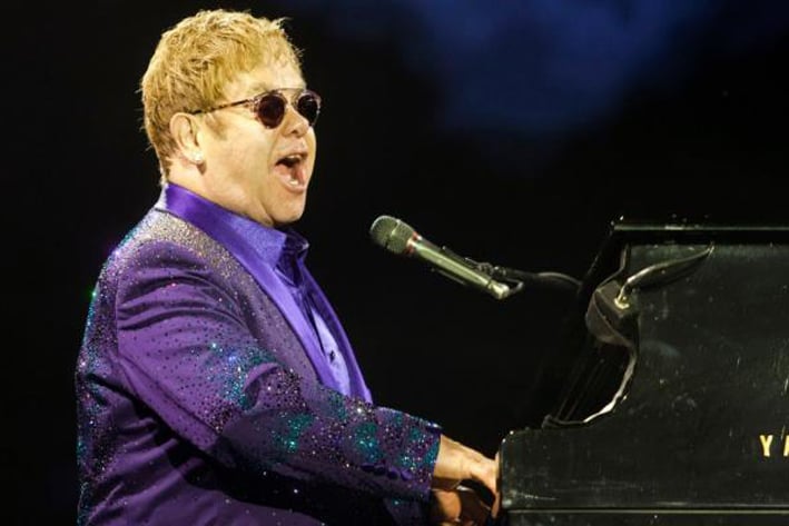 Elton John no podrá reunirse con Putin