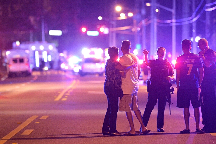 Ataque armado en club gay en Orlando deja al menos 50 muertos, el peor en la historia de EU