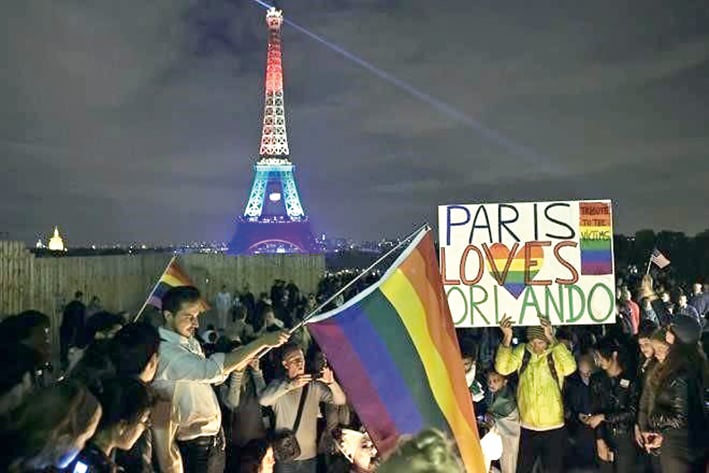 Homenajea París a  víctimas de Orlando