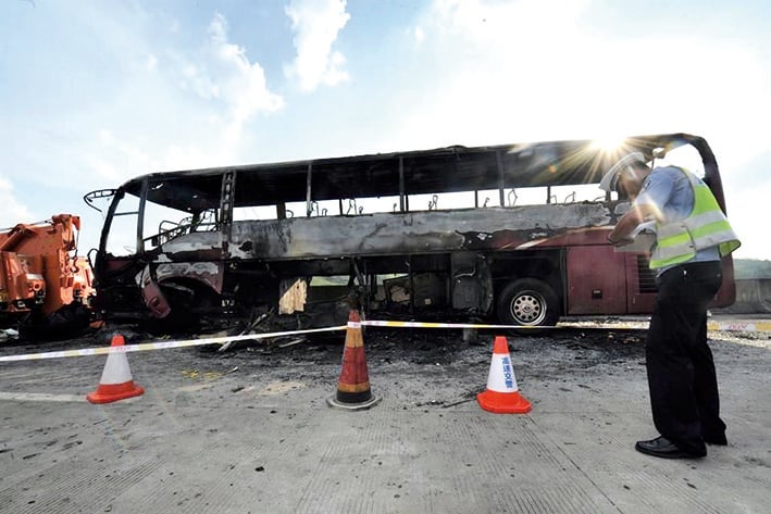 Se incendia autobús y  mueren 35 personas