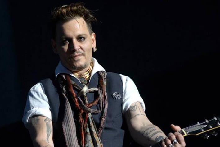 Captan a Johnny Depp en Suecia con misteriosa morena