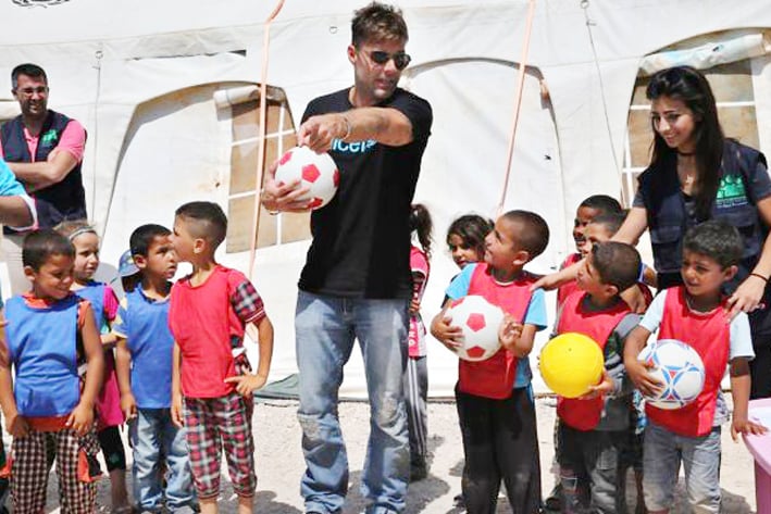 Ricky Martin visita y juega con refugiados sirios