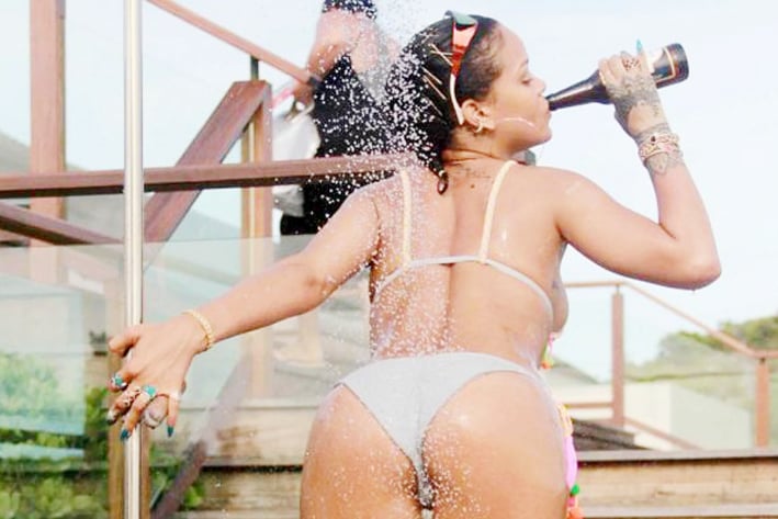 Rihanna se toma sensuales vacaciones en el Caribe