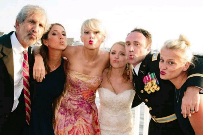 Taylor se presenta en una boda