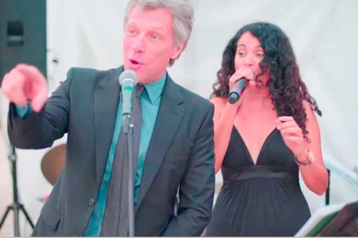 Jon Bon Jovi canta en una boda