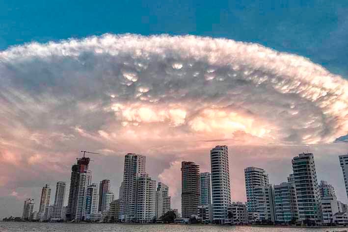 Impresionante nube sorprende a Colombia