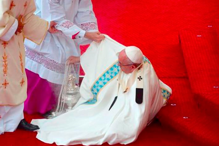 Cae durante misa el papa Francisco
