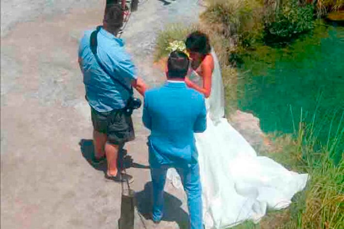 Pareja se toma fotos para  su boda en zona prohibida