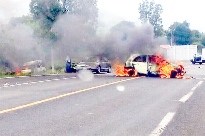 Queman normalistas vehículos en Michoacán