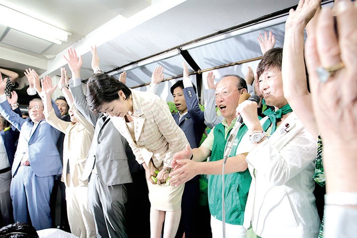 Tokio elige a la primera  gobernadora de su historia