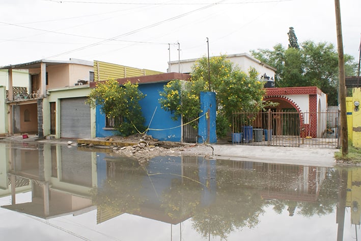 Dejan casas inundadas por drenaje