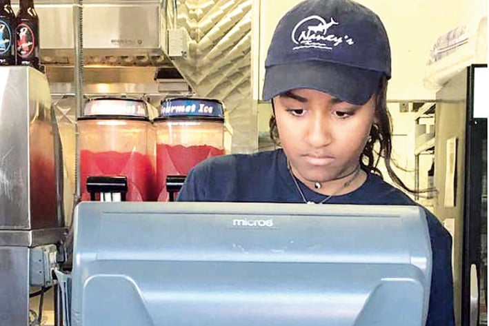 Hija de Obama trabaja  en un restaurante