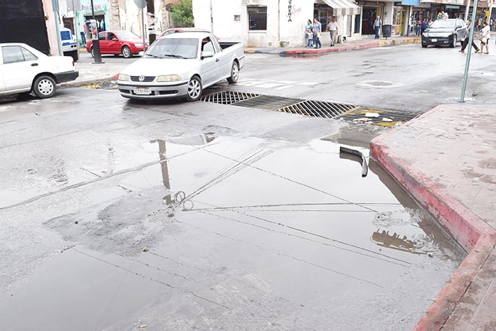 Calles inundadas obliga el cierre de negocios
