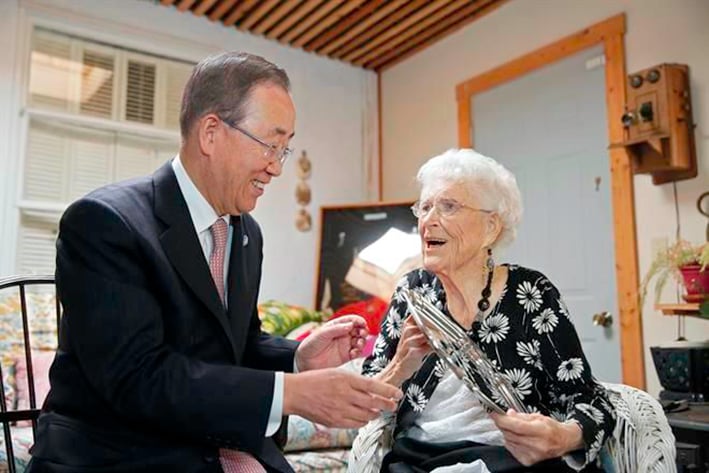 Abraza Ban Ki-moon a su 'madre' en EU