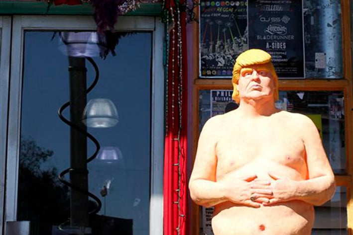 Subastan estatua de Trump desnudo