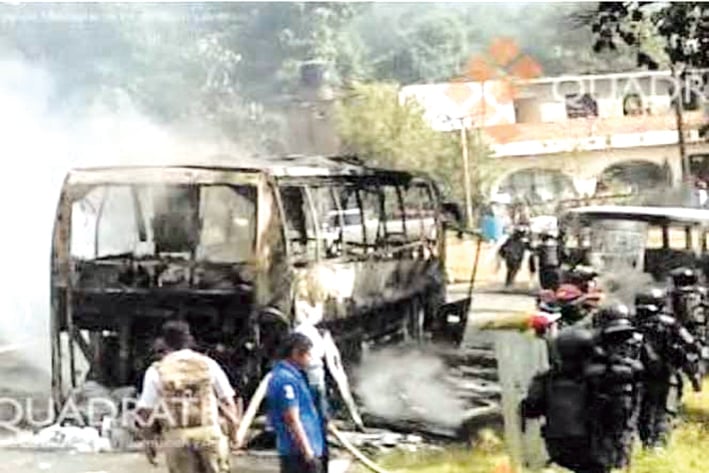 Consignan a 30 normalistas por quema de camiones
