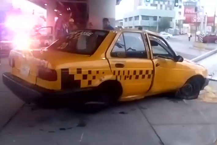 Roba taxi y lo choca