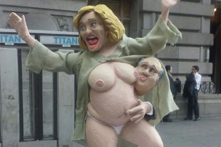 Aparece estatua de Hillary en NY
