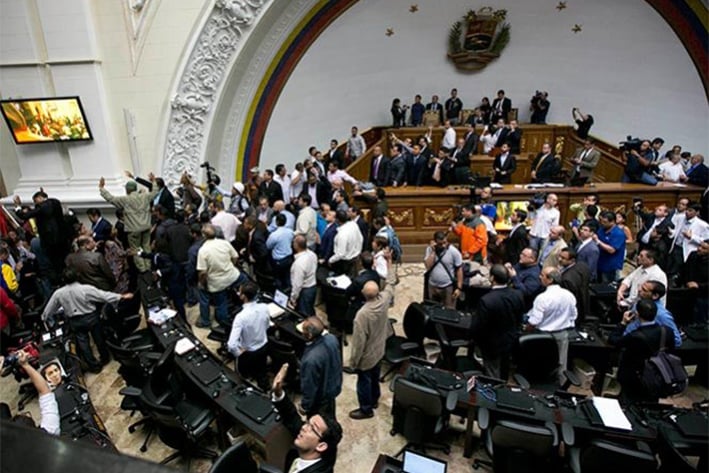 Reanuda debate de juicio  político a Nicolás Maduro
