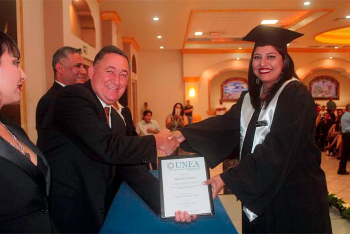 Reconoce a graduados  de la UNEA