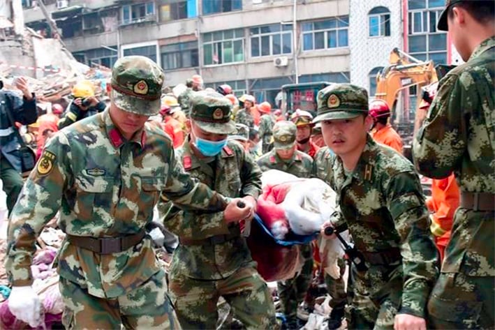Rescatan a niña de derrumbe en China