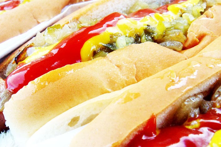 Investigan intoxicación  masiva con hot dogs