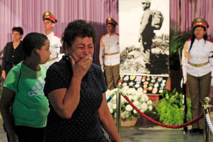 Despiden cubanos en masa a Fidel Castro