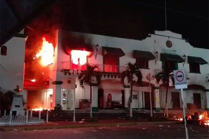 Pobladores incendian Palacio  Municipal de Catemaco