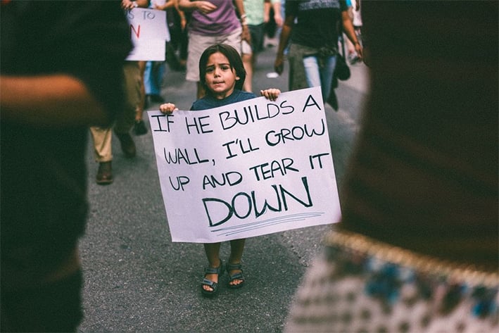 Protesta niño latino contra muro de Trump