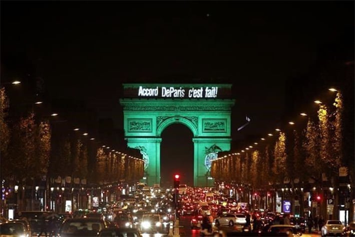 paris  Se ilumina de  verde Francia