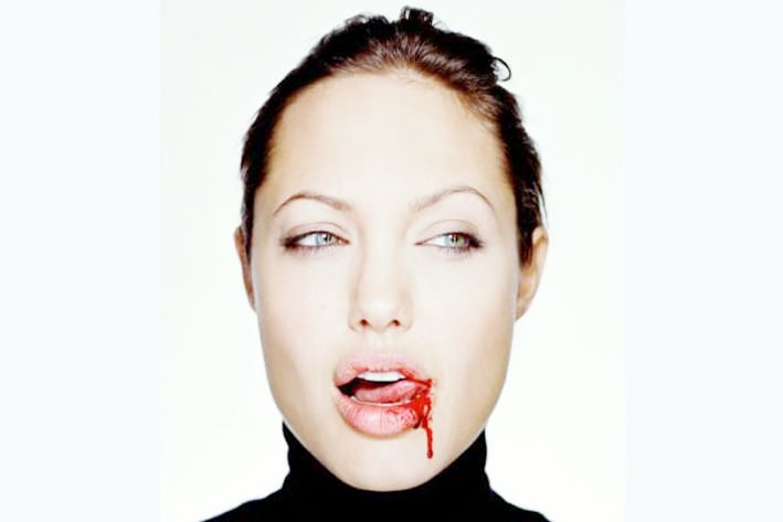 Subastarán foto 'sangrienta' de Angelina Jolie