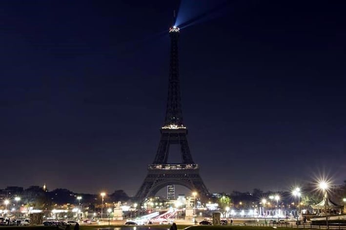 Apagan luces de Torre Eiffel