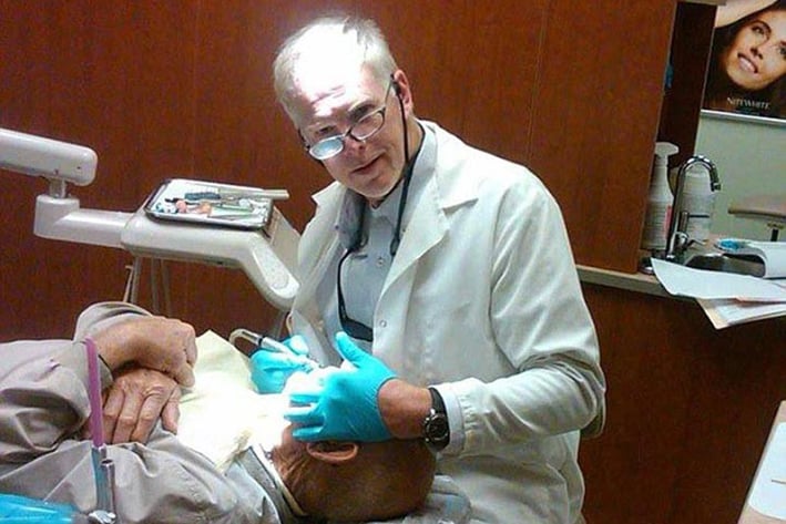 Extrae a paciente dientes sin anestesia