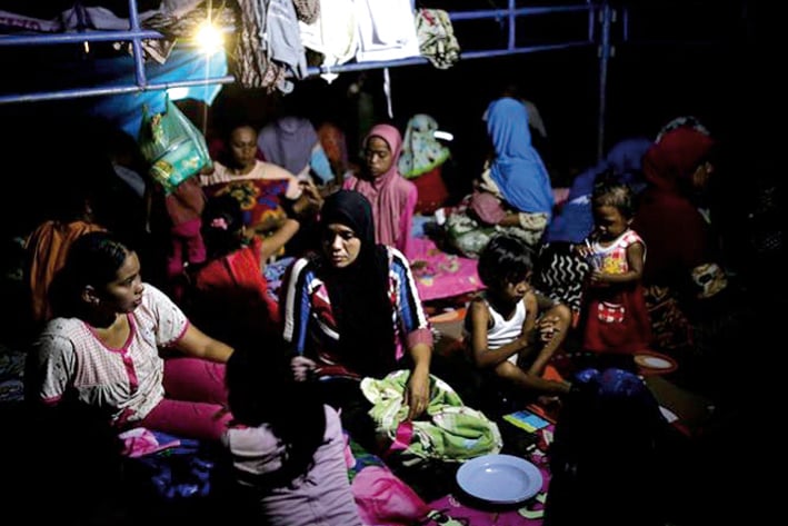Suman 102 muertos por sismo en Indonesia