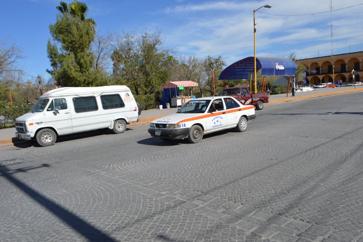 Autorizan alza de 2 pesos a tarifa de taxis