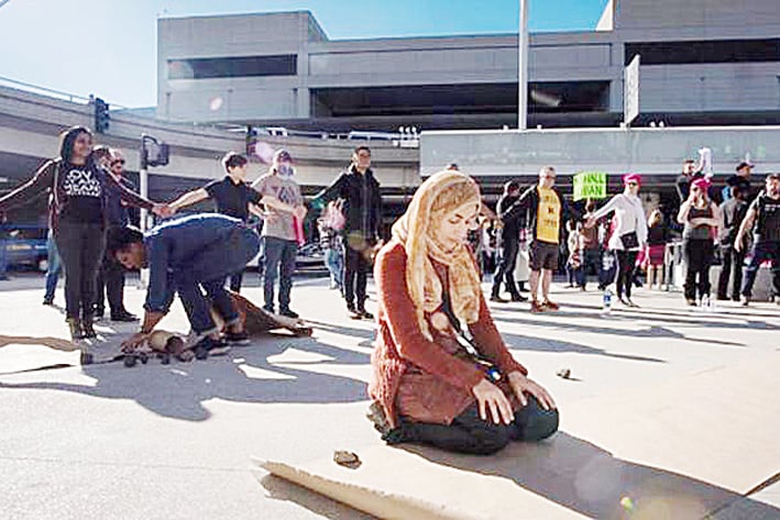 Emmanuel Lubezki comparte imágenes de protestas en aeropuerto