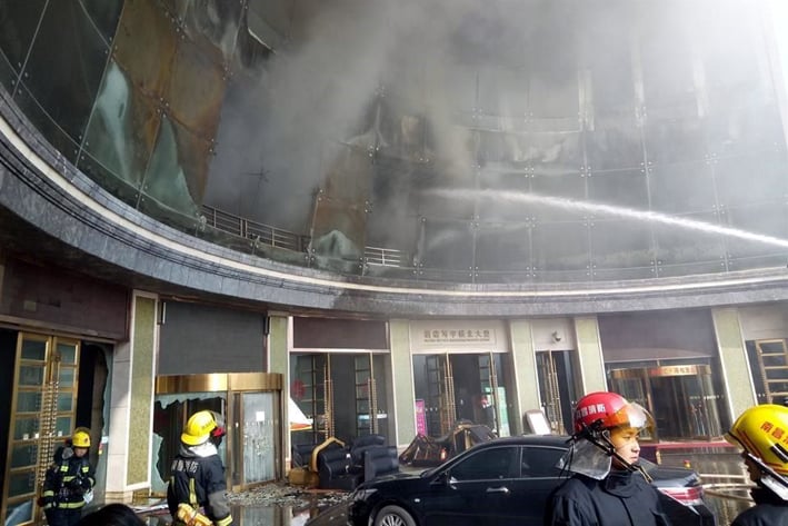 Deja 10 muertos incendio en hotel