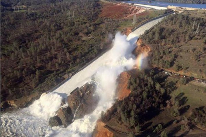 Evacuan en California por daños en una presa