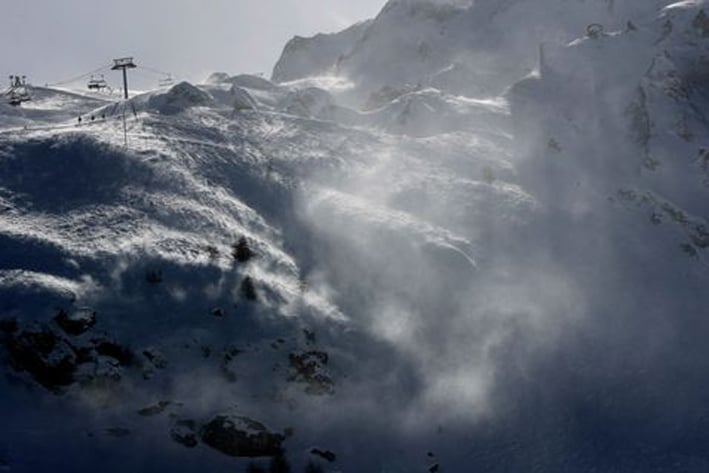 Avalancha sepulta  a esquiadores