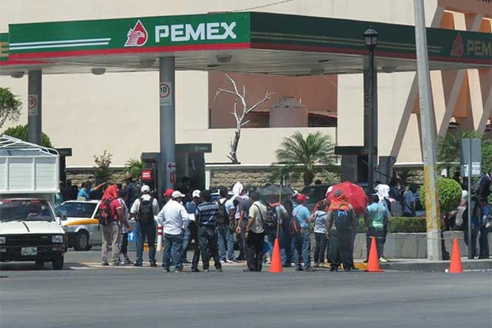 CNTE toma gasolineras y regala combustible