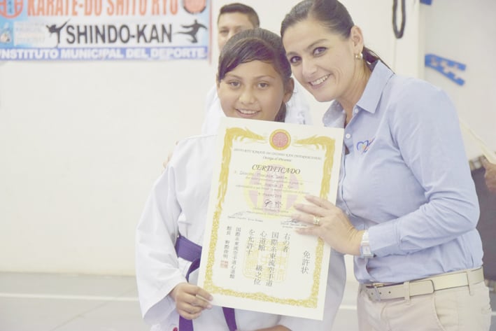 Certifican a niños de karate