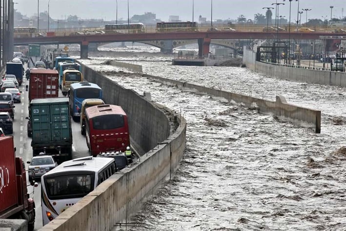 Dejan inundaciones 62 muertos en Perú