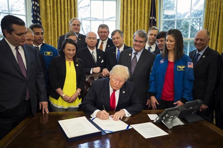 Firma Trump ley con  fondos para la NASA