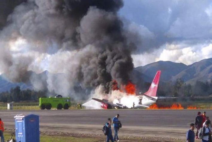 Se incendia avión al  aterrizar en Perú