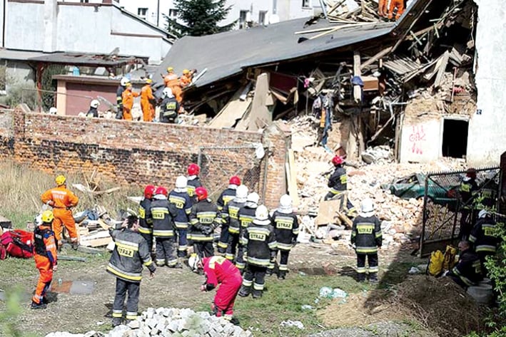 Cinco muertos al desplomarse edificio