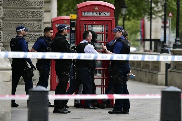 Detienen en Londres a hombre con cuchillos