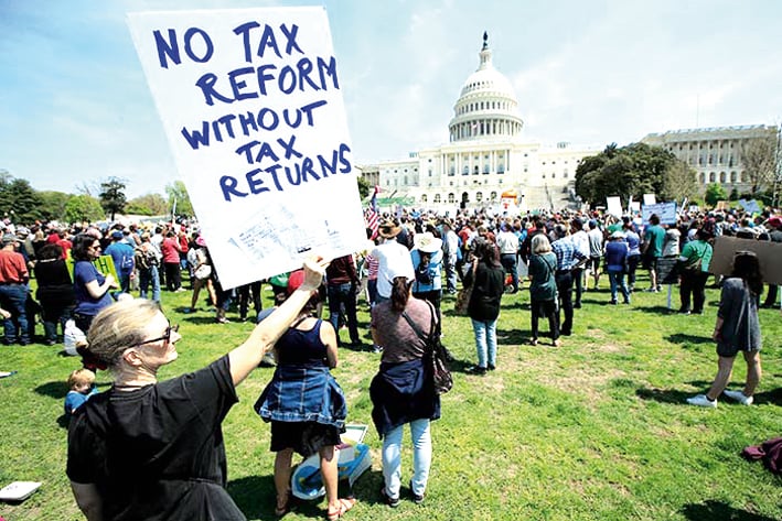Miles exigen a Trump rendir cuentas sobre sus impuestos